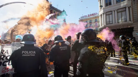 Los Mossos cargan contra los soberanistas tras lanzarles polvos de colores Los Mossos cargan contra los soberanistas tras lanzarles polvos de colores