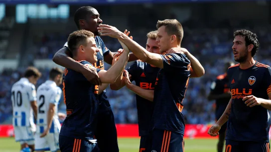 Los jugadores del Valencia celebran el gol de Gameiro contra la Real Sociedad Los jugadores del Valencia celebran el gol de Gameiro contra la Real Sociedad