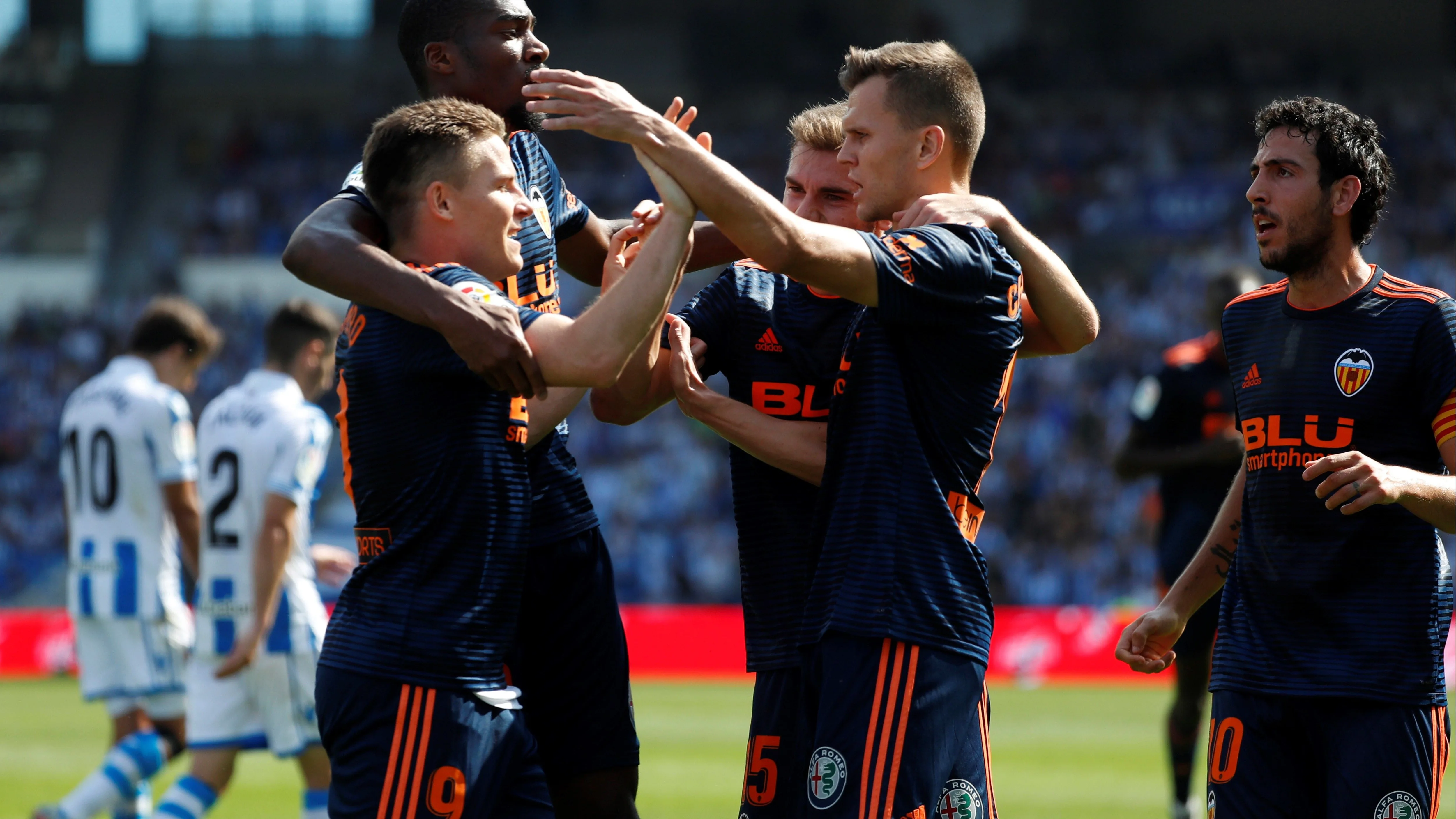 Los jugadores del Valencia celebran el gol de Gameiro contra la Real Sociedad