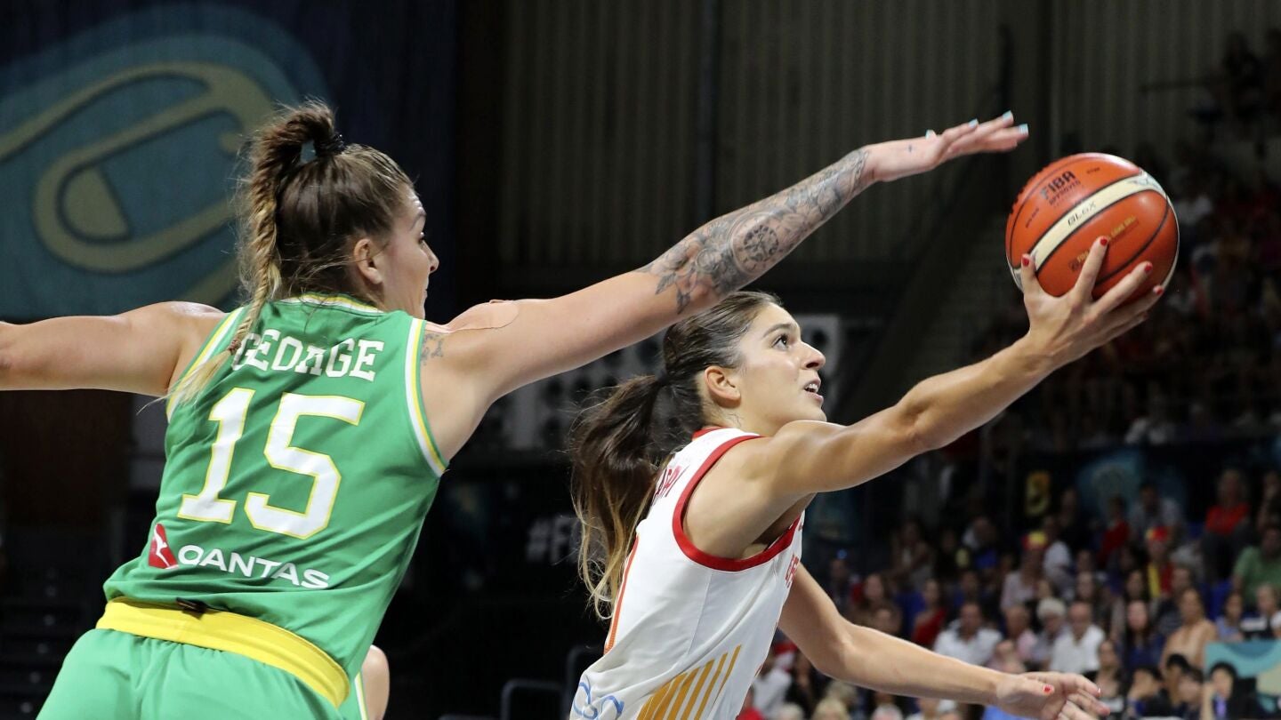 Marta Xargay intenta anotar ante la defensa de Cayla George