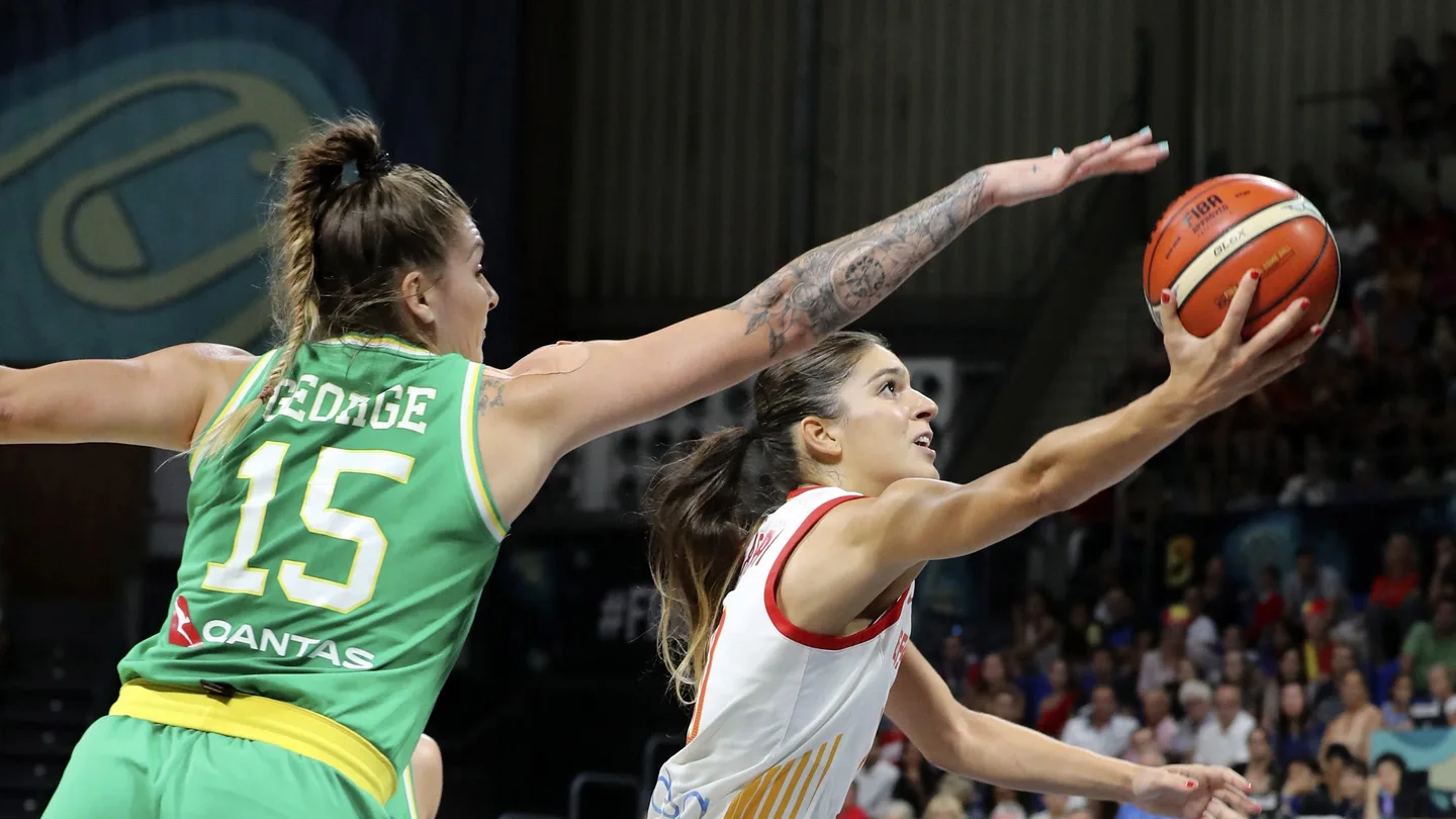 Marta Xargay intenta anotar ante la defensa de Cayla George Marta Xargay intenta anotar ante la defensa de Cayla George