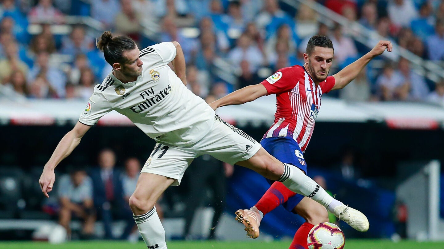 Bale y Koke luchan por la posesi&oacute;n del bal&oacute;n
