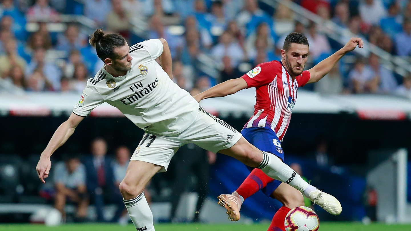 Bale y Koke luchan por la posesión del balón Bale y Koke luchan por la posesión del balón