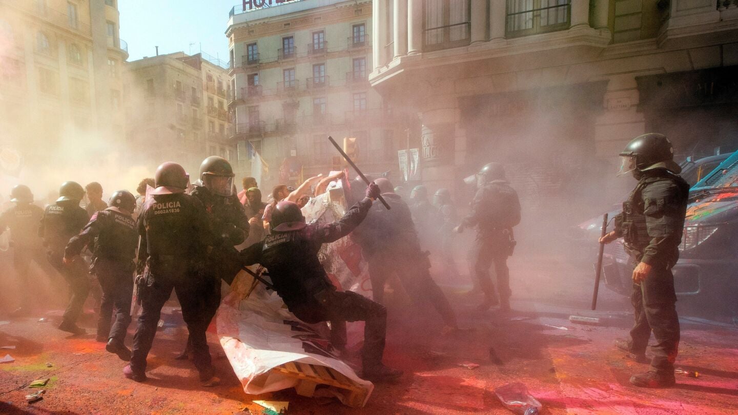 Carga policial en la manifestaci&oacute;n en Barcelona