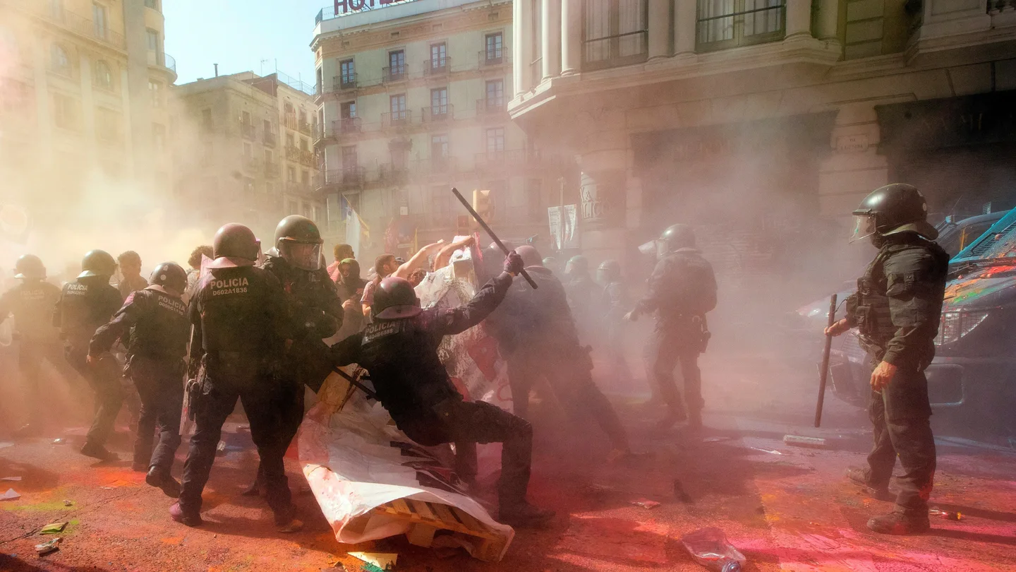 Carga policial en la manifestación en Barcelona Carga policial en la manifestación en Barcelona