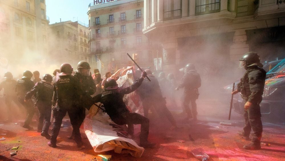 Carga policial en la manifestación en Barcelona