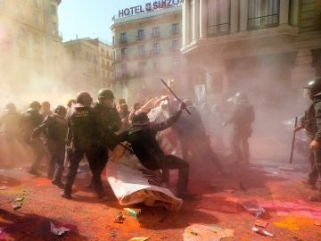 Carga policial en la manifestación en Barcelona Carga policial en la manifestación en Barcelona