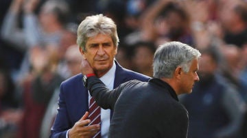Pellegrini y Mourinho se saludan tras el West Ham-United