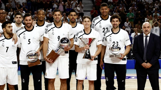 El Real Madrid ofrece la Liga y la Supercopa El Real Madrid ofrece la Liga y la Supercopa