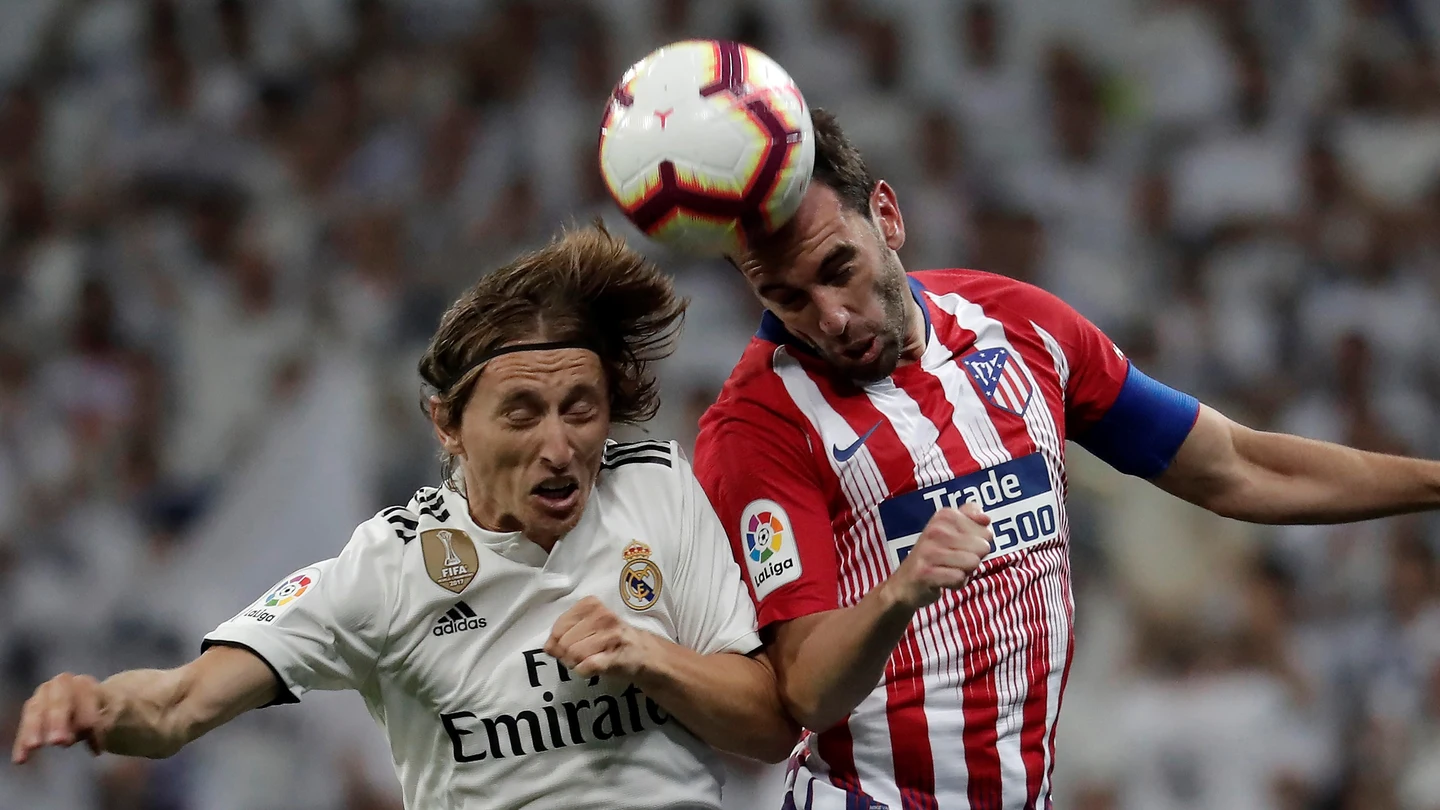 Godín pelea un balón aéreo con Modric Godín pelea un balón aéreo con Modric