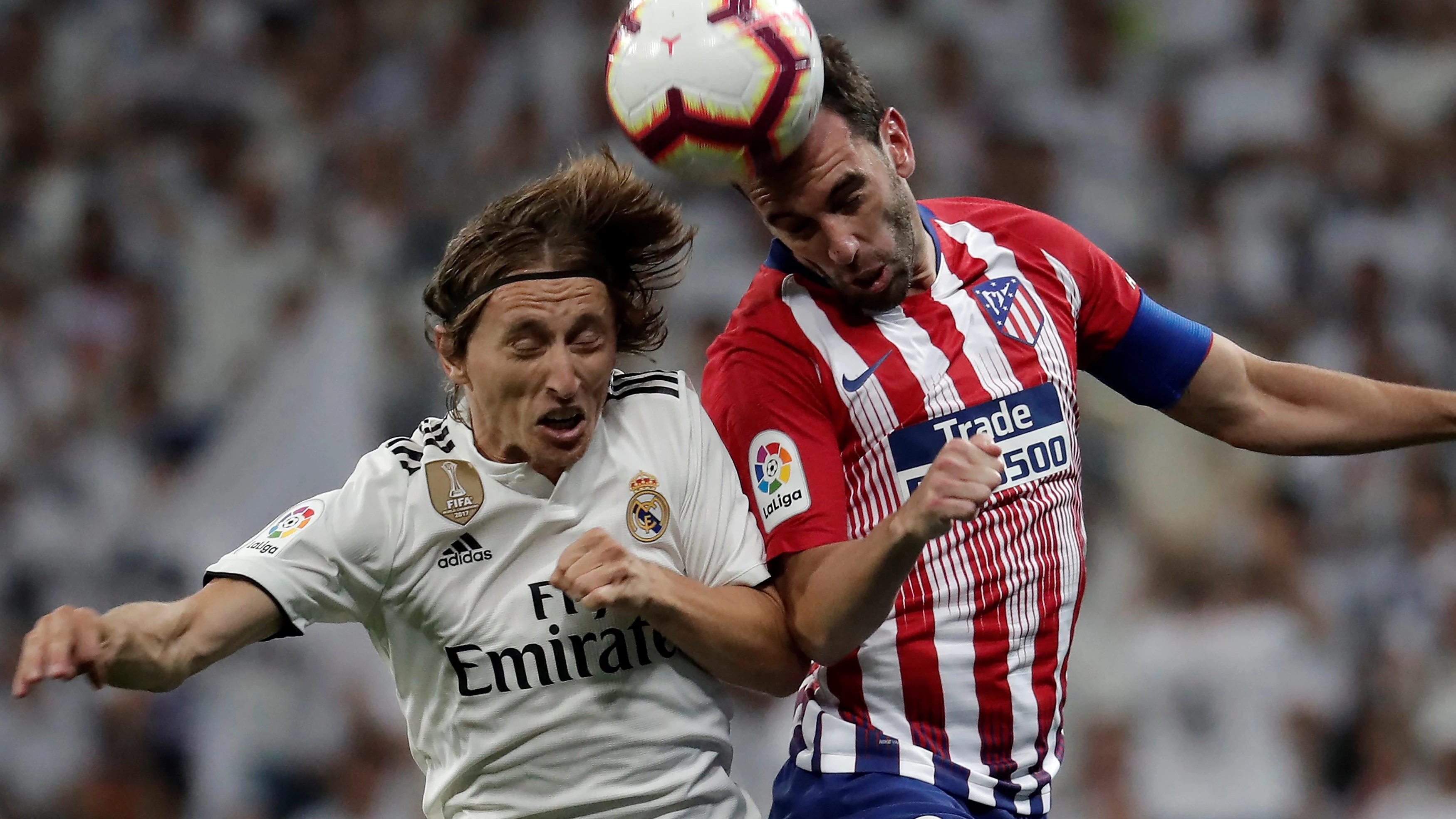 Godín pelea un balón aéreo con Modric