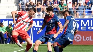 Momento del partido entre el Huesca y el Girona