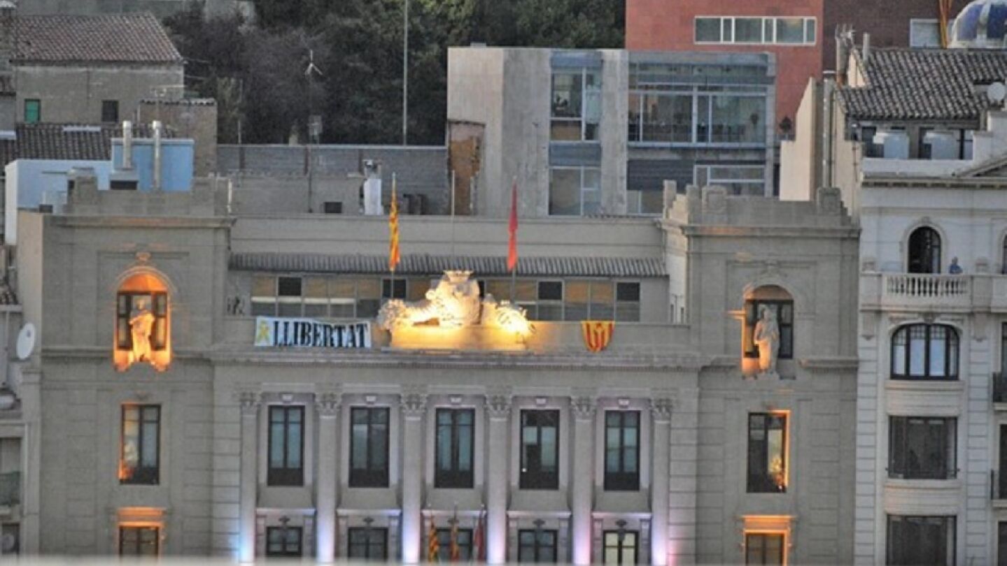 Imagen de la fachada del Ayuntamiento de Lleida con la 'estelada'
