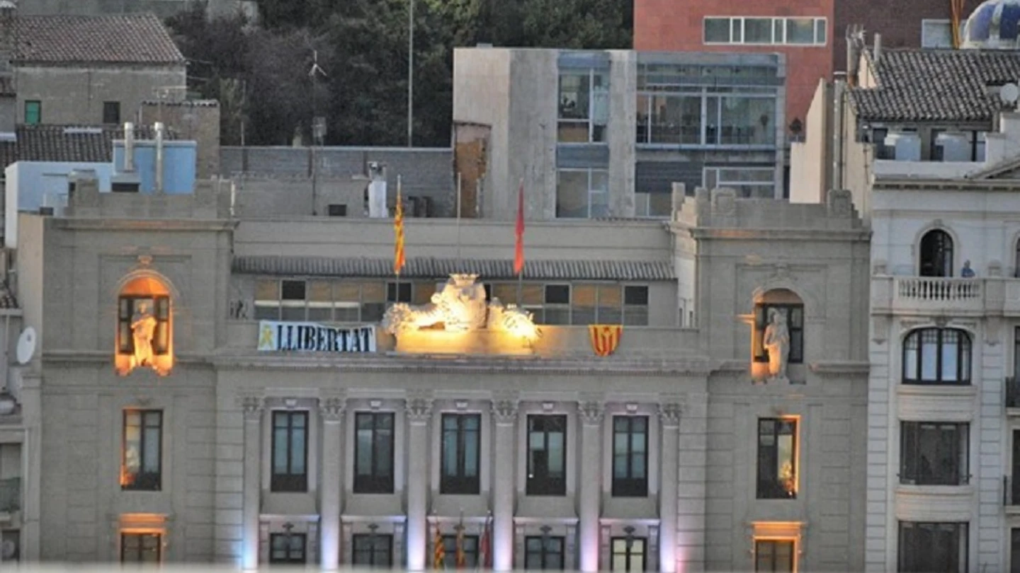 Ayuntamiento de Lleida Imagen de la fachada del Ayuntamiento de Lleida con la 'estelada'