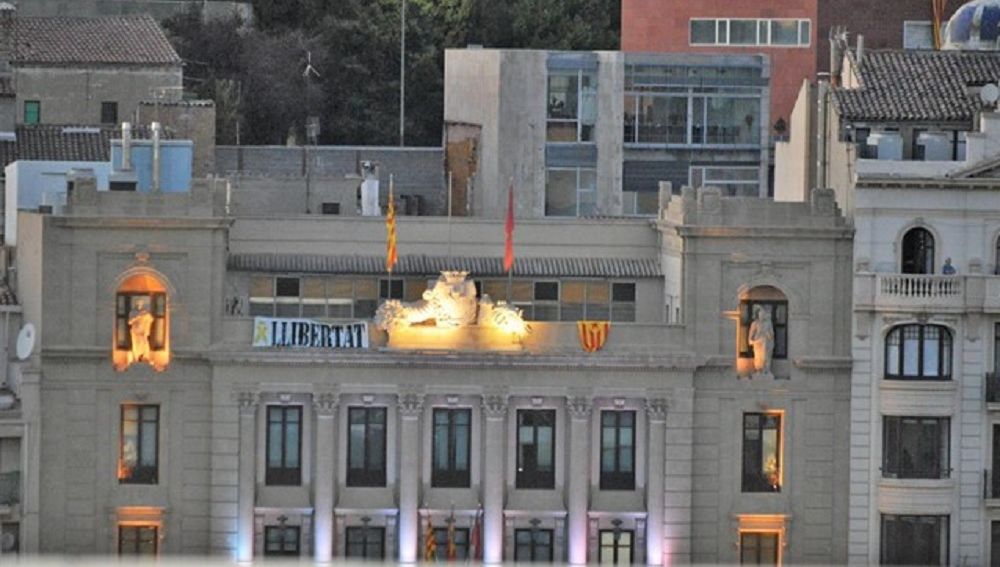 Imagen de la fachada del Ayuntamiento de Lleida con la 'estelada'