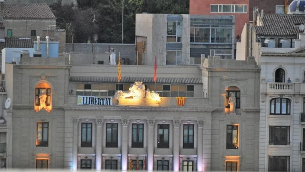 Imagen de la fachada del Ayuntamiento de Lleida con la 'estelada'