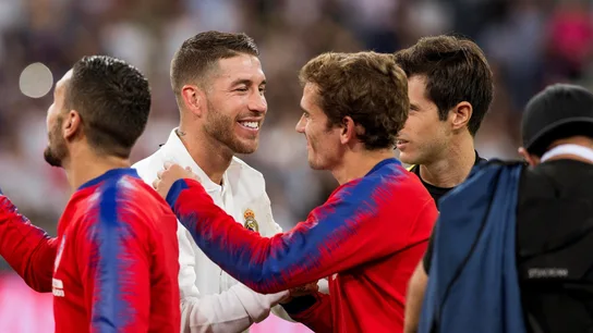Sergio Ramos y Griezmann se saludan antes del derbi Sergio Ramos y Griezmann se saludan antes del derbi