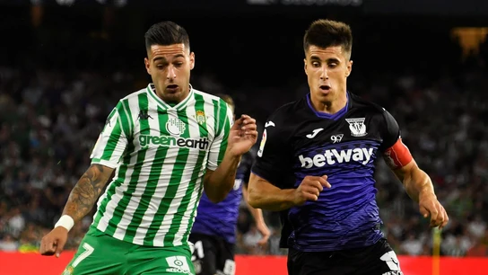Sergio León intenta disparar ante la defensa de Bustinza Sergio León intenta disparar ante la defensa de Bustinza