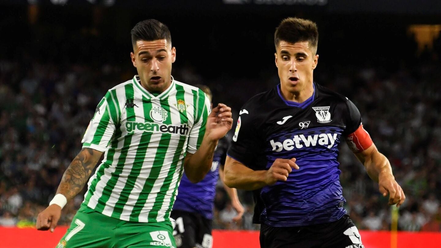 Sergio Le&oacute;n intenta disparar ante la defensa de Bustinza