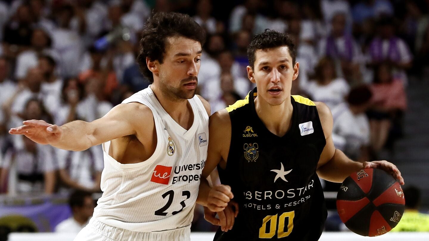 Rodrigo San Miguel intenta entrar a canasta ante la defensa de Sergio Llull