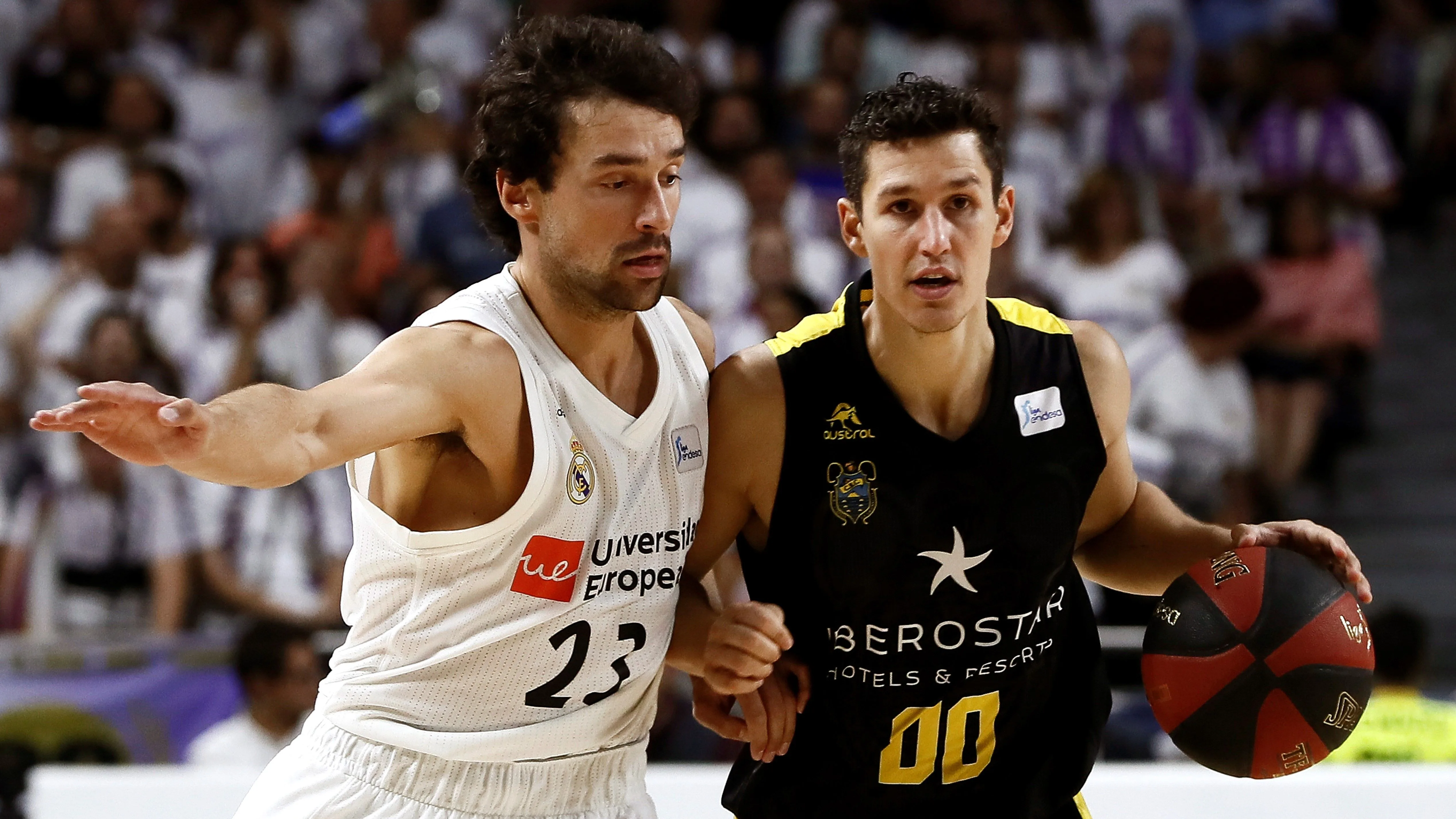 Rodrigo San Miguel intenta entrar a canasta ante la defensa de Sergio Llull