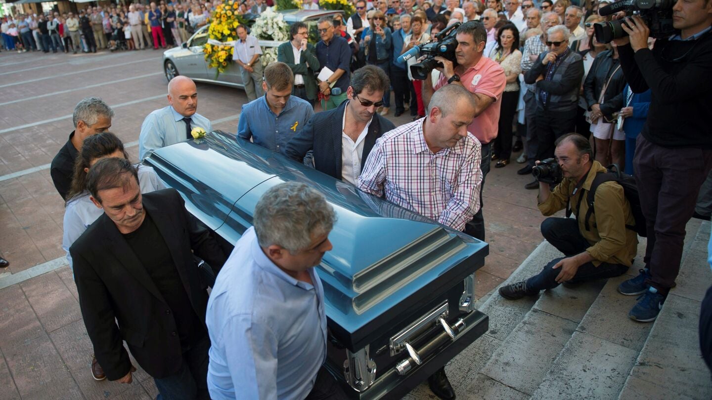 Los familiares de Celia Barqu&iacute;n llevan su f&eacute;retro al interior de la Iglesia