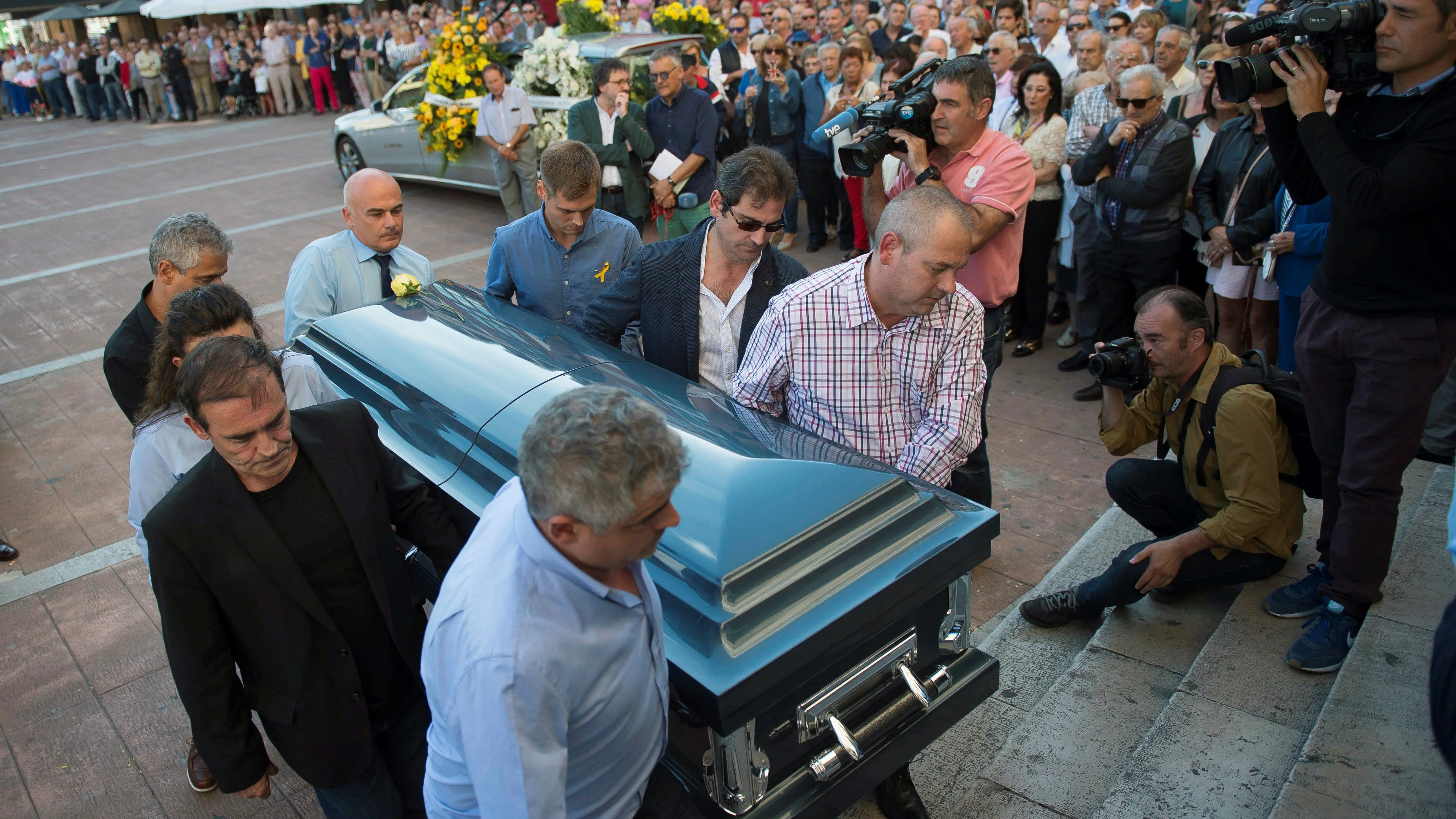 Los familiares de Celia Barquín llevan su féretro al interior de la Iglesia