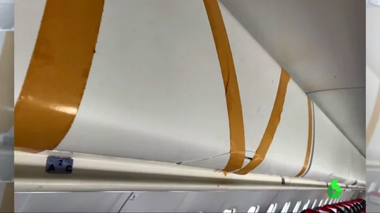 Portaequipajes con cinta aislante, el fuselaje deteriorado... los pasajeros denuncian el mal estado de un avión de 'Air Nostrum' Portaequipajes con cinta aislante, el fuselaje deteriorado... los pasajeros denuncian el mal estado de un avión de 'Air Nostrum'