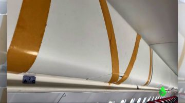 Portaequipajes con cinta aislante, el fuselaje deteriorado... los pasajeros denuncian el mal estado de un avión de 'Air Nostrum'
