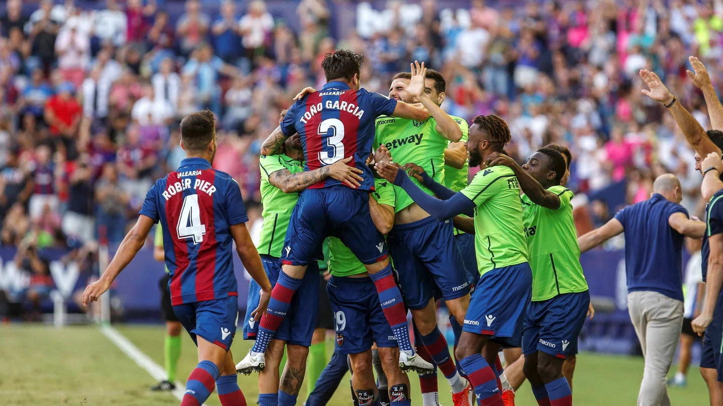 Los jugadores del Levante celebran uno de los goles contra el Alavés Los jugadores del Levante celebran uno de los goles contra el Alavés