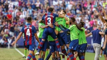 Los jugadores del Levante celebran uno de los goles contra el Alavés
