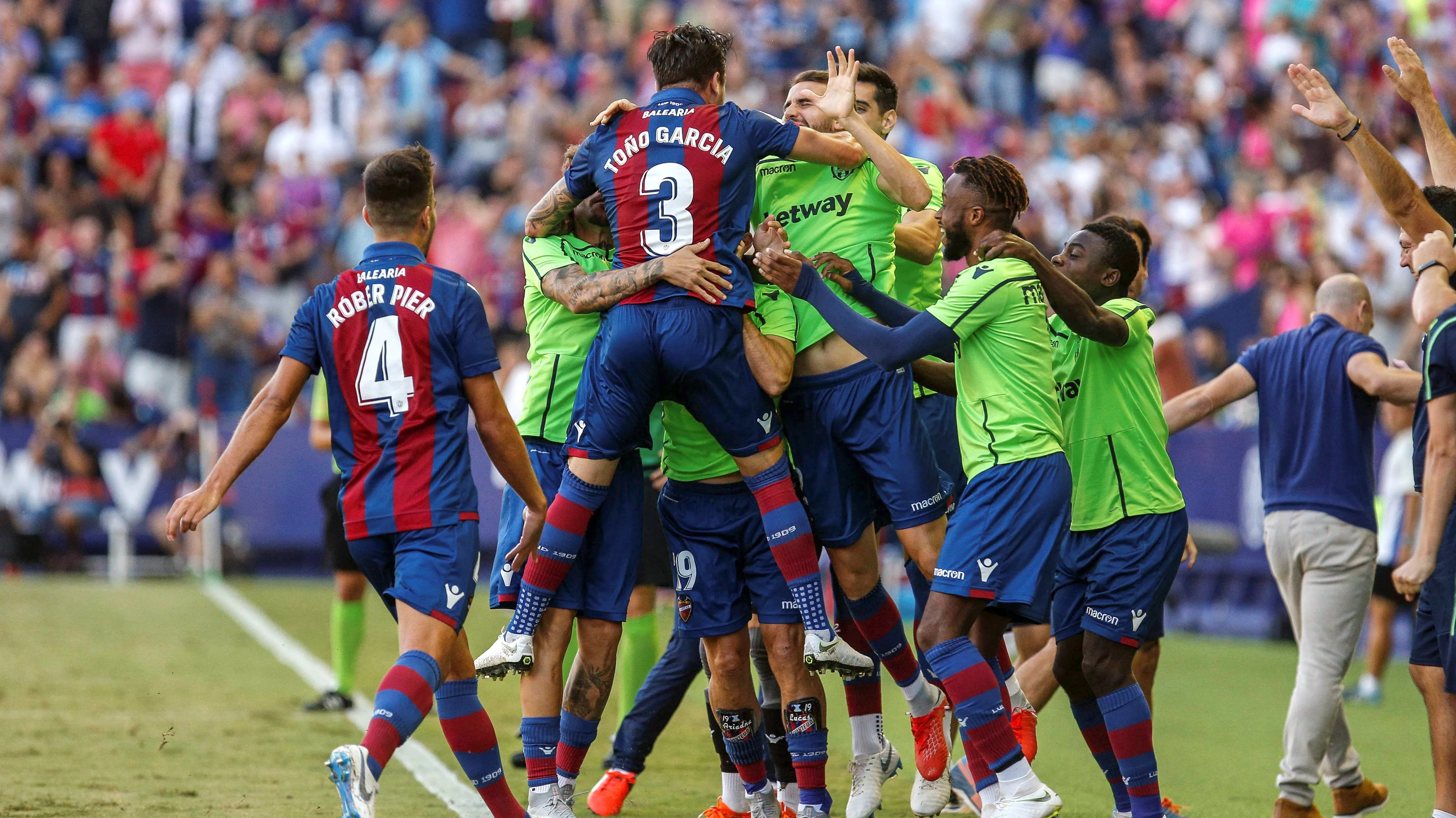 Los jugadores del Levante celebran uno de los goles contra el Alavés