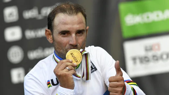 Alejandro Valverde besa la medalla de campeón del mundo Alejandro Valverde besa la medalla de campeón del mundo