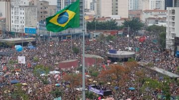 Miles de mujeres manifestándose en Brasil contra el ultraderechista Jair Bolsonaro
