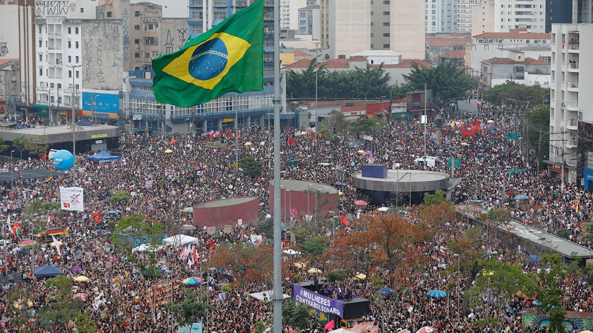 Miles de mujeres manifestándose en Brasil contra el ultraderechista Jair Bolsonaro