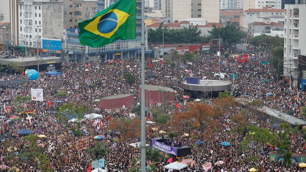 Miles de mujeres manifestándose en Brasil contra el ultraderechista Jair Bolsonaro