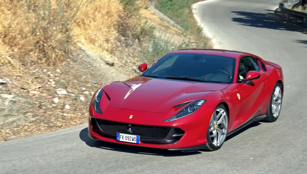 Un vehículo de la marca Ferrari circulando