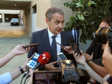 El expresidente del Gobierno, José Luis Rodriguez Zapatero, atiende a los medios de comunicación El expresidente del Gobierno, José Luis Rodriguez Zapatero, atiende a los medios de comunicación