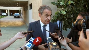 El expresidente del Gobierno, José Luis Rodriguez Zapatero, atiende a los medios de comunicación