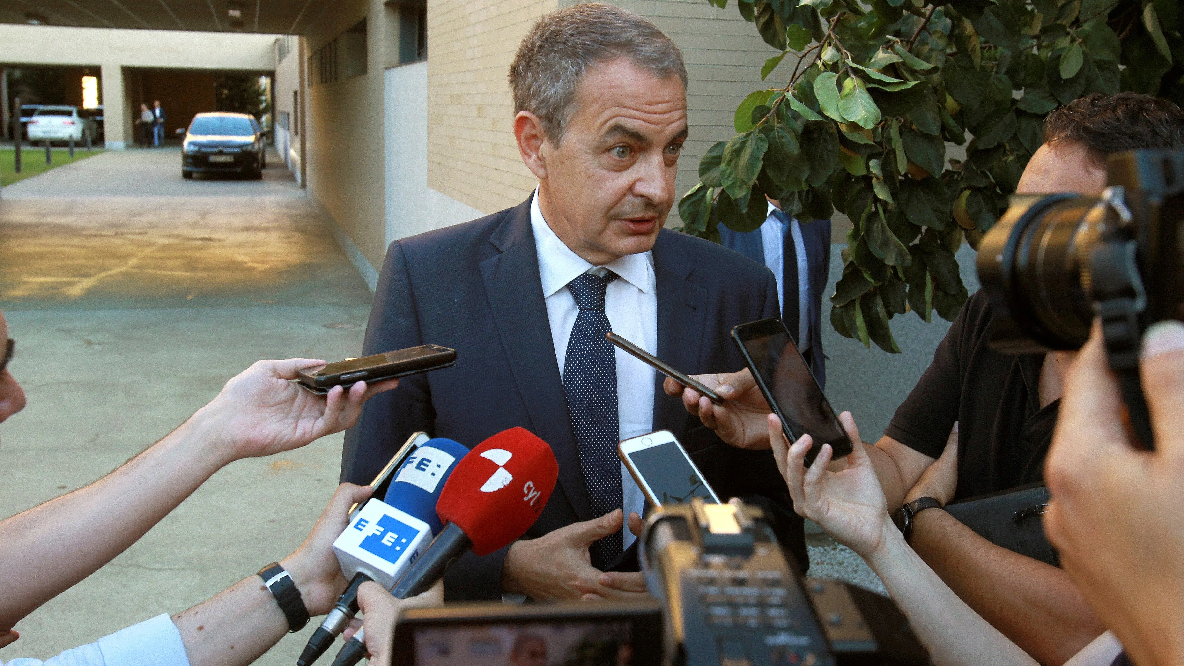 El expresidente del Gobierno, José Luis Rodriguez Zapatero, atiende a los medios de comunicación