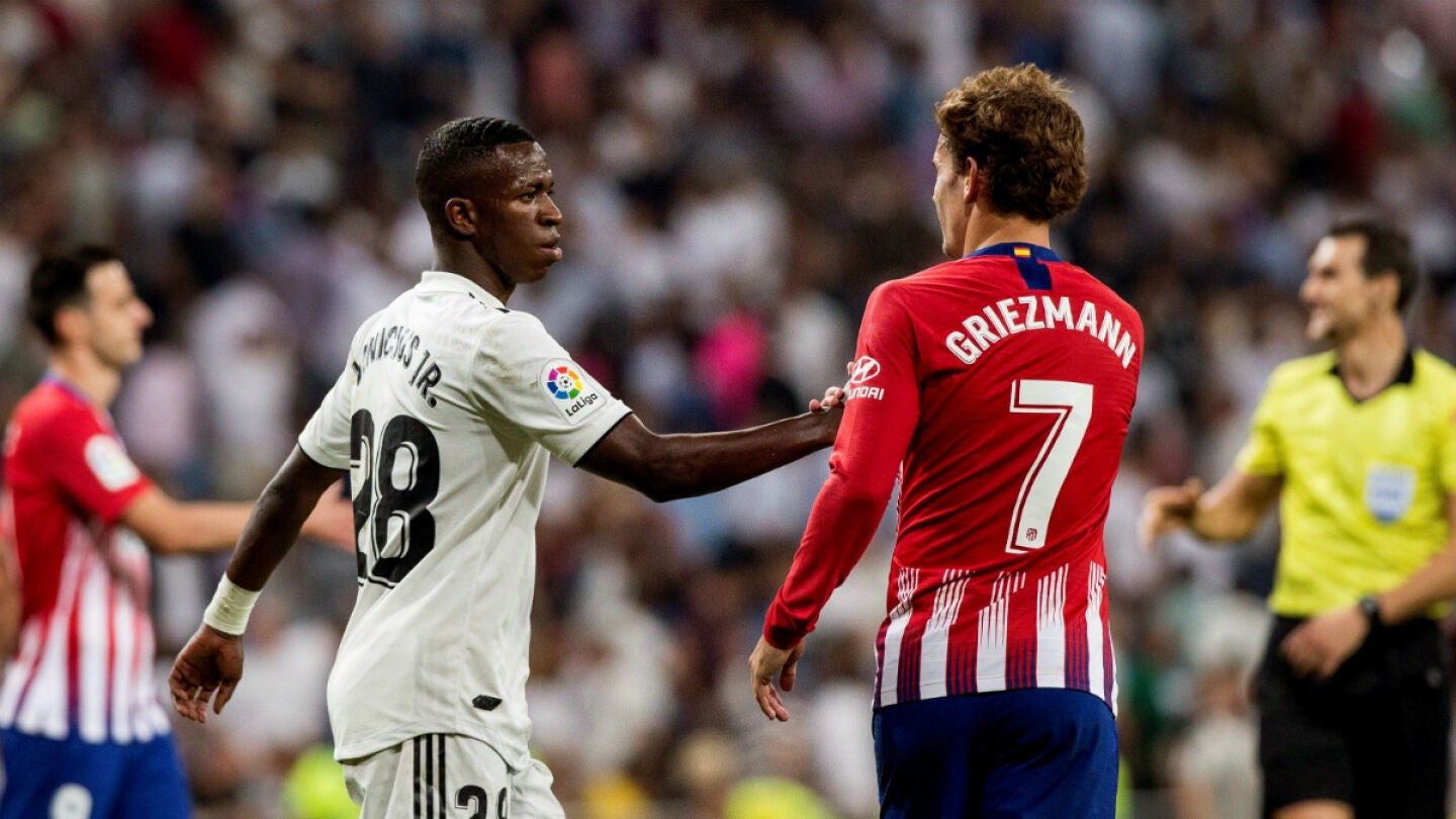 Vinicius se da la mano con Griezmann