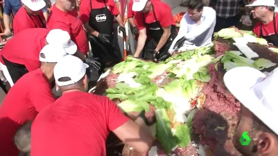 Alicante intenta conseguir el récord de la hamburguesa más grande del mundo Alicante intenta conseguir el récord de la hamburguesa más grande del mundo