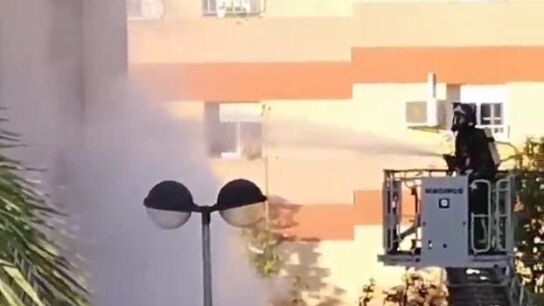 Imagen de los bomberos actuando en el incendio de Cartagena