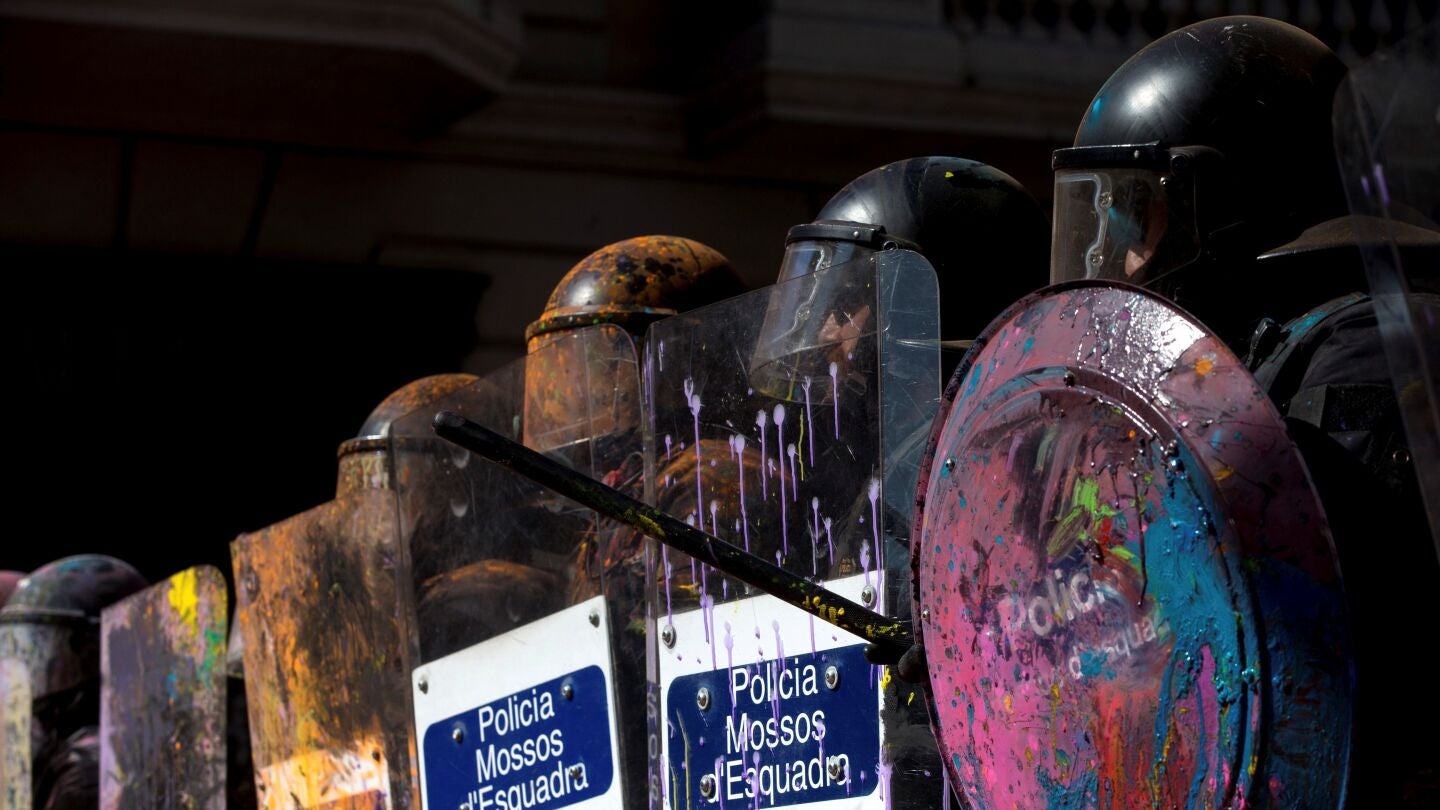 Agentes de los Mossos d'Esquadra cubiertos con pintura de colores