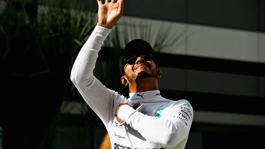 Lewis Hamilton saluda Lewis Hamilton saluda