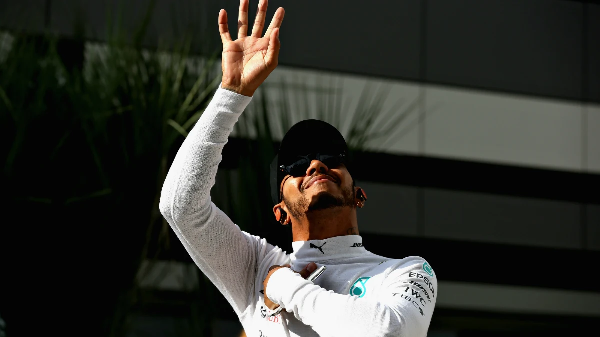 Lewis Hamilton saluda