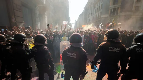 Los Mossos d´Esquadra han cargado en Barcelona contra grupos de independentistas Los Mossos d´Esquadra han cargado en Barcelona contra grupos de independentistas