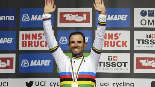 Alejandro Valverde, con el maillot arcoiris y la medalla de oro del Mundial de ciclismo Alejandro Valverde, con el maillot arcoiris y la medalla de oro del Mundial de ciclismo