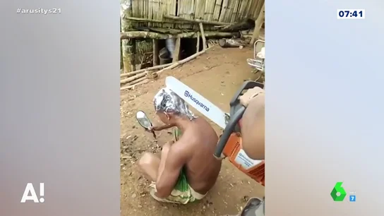 Con una motosierra; así es el peligroso método de un 'peluquero' para cortar el pelo que ha revolucionado Internet Con una motosierra; así es el peligroso método de un 'peluquero' para cortar el pelo que ha revolucionado Internet