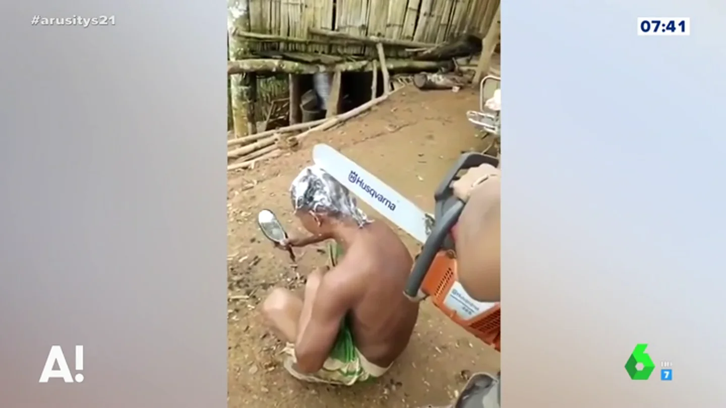 Con una motosierra; así es el peligroso método de un 'peluquero' para cortar el pelo que ha revolucionado Internet Con una motosierra; así es el peligroso método de un 'peluquero' para cortar el pelo que ha revolucionado Internet